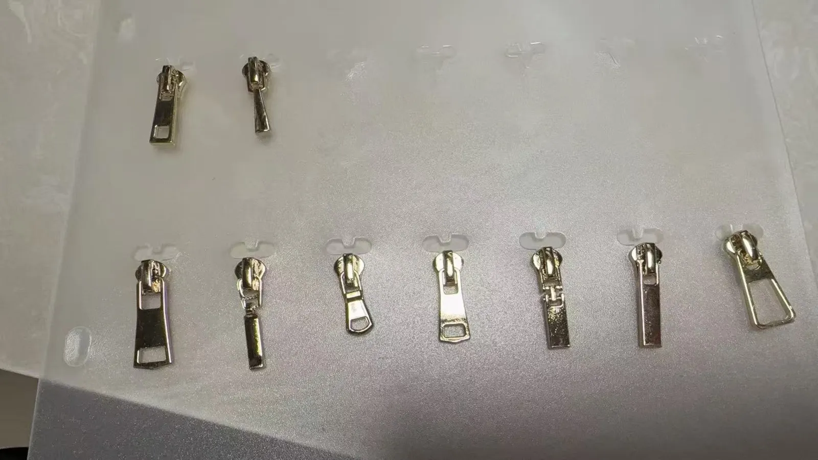 Zipper-Puller mit Logo, Ausschnitt