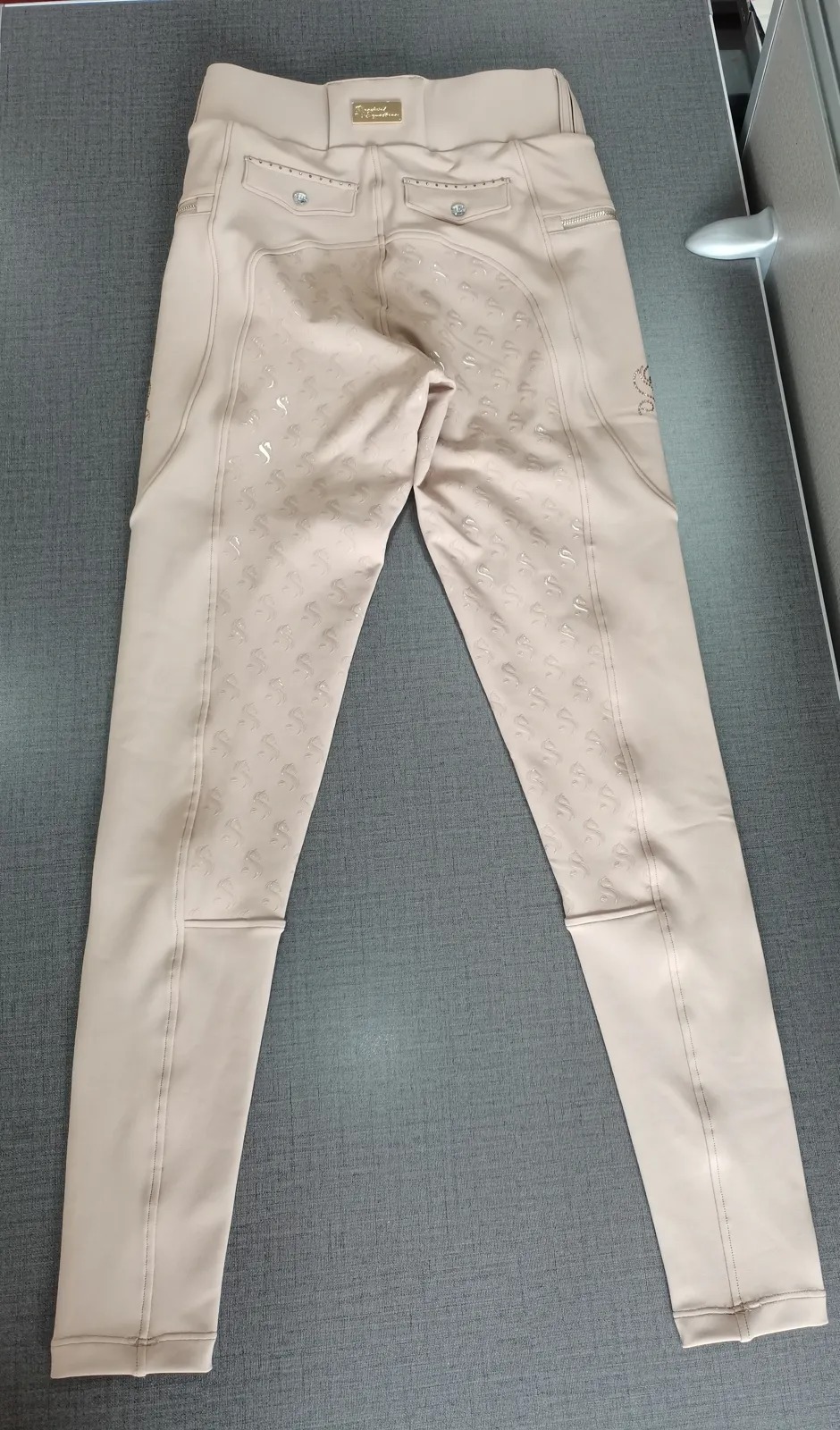 Beige Reithose von hinten, Ausschnitt Bund und Gesäßpartie