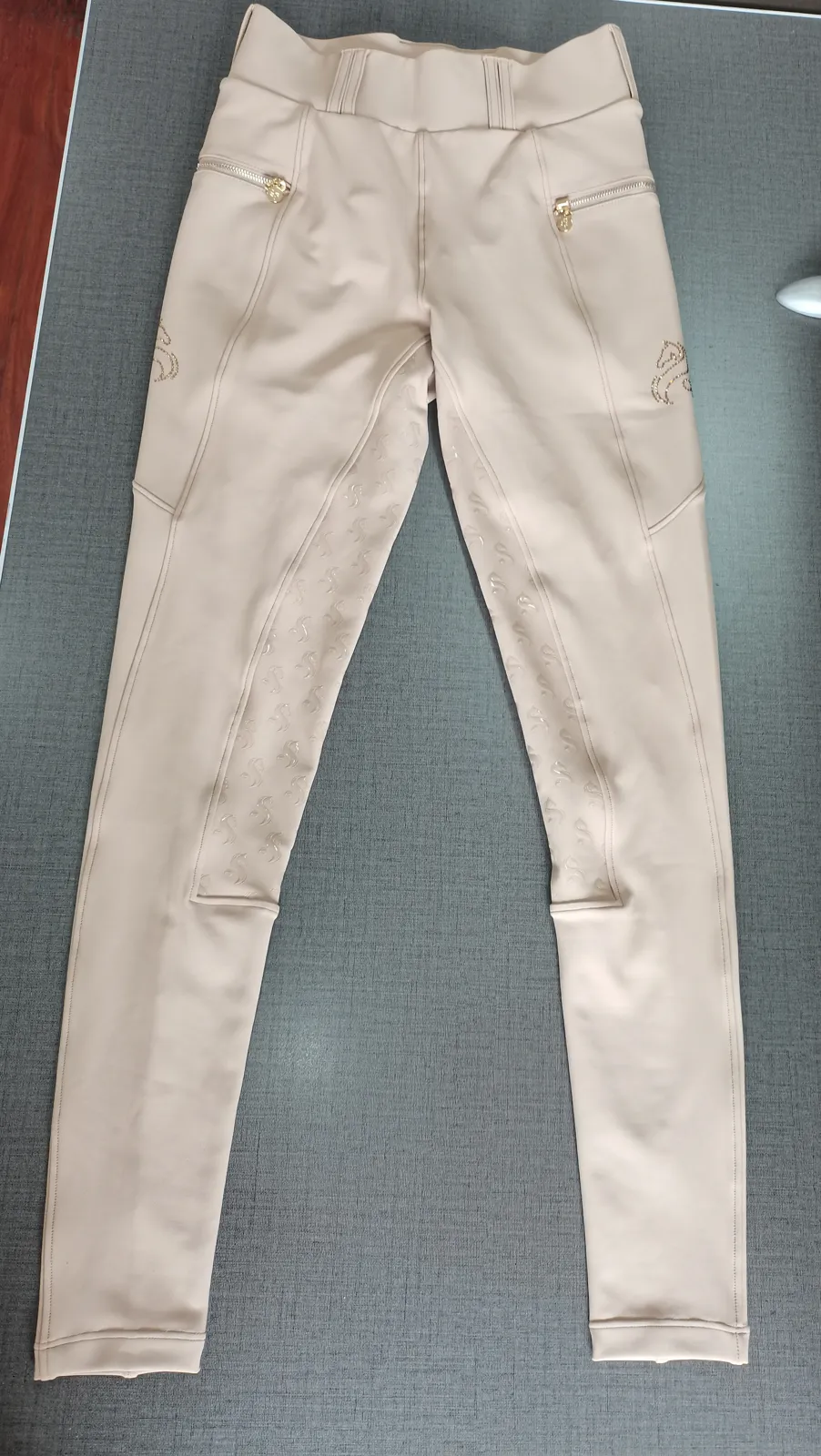 Equestrian Wear Factory Fertigungsmuster: beige Reithose von vorn auf dem Bügel, Ausschnitt Bund bis Knie