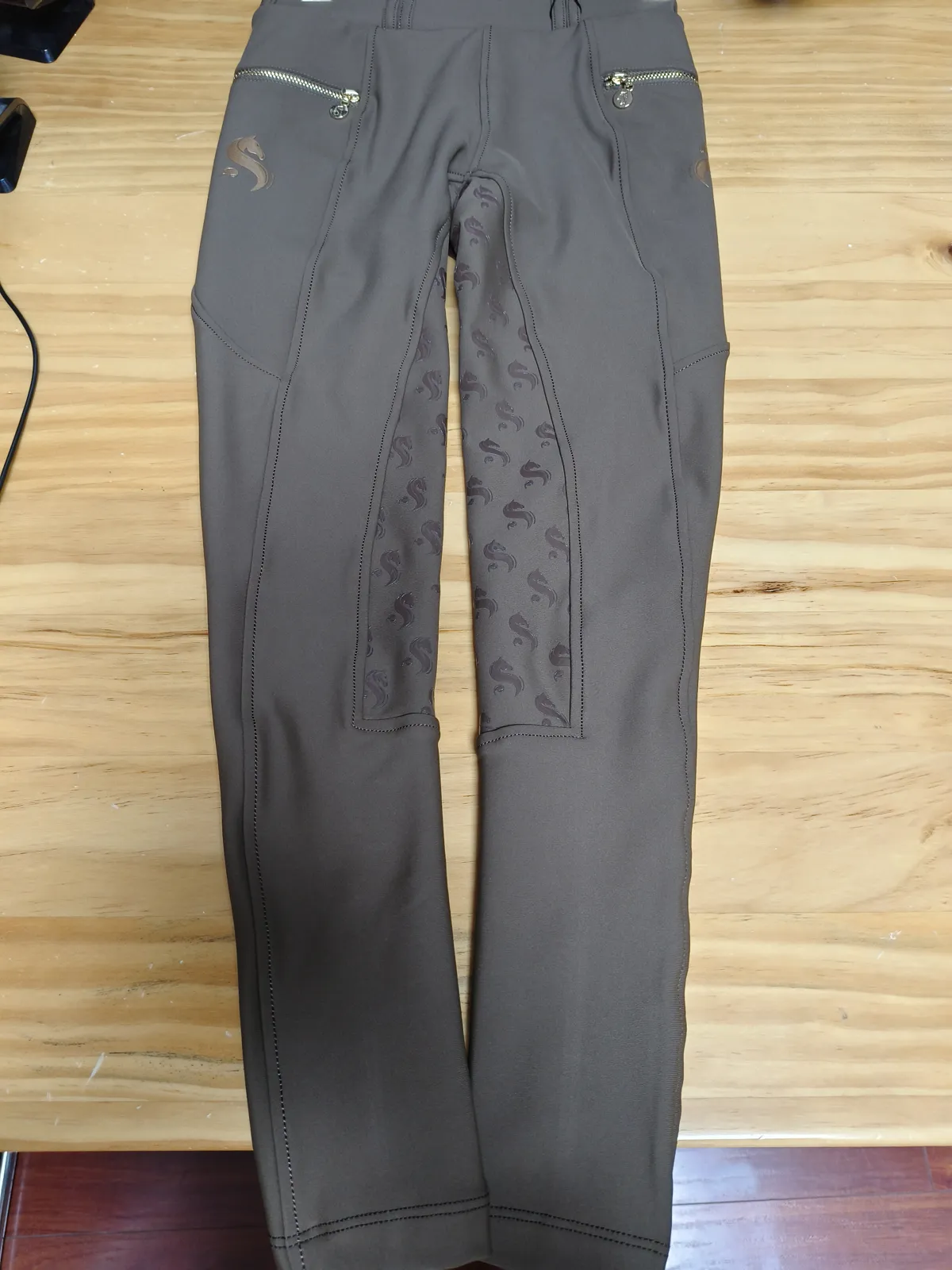 Kniegrip aus Silikon an einer grauen Reithose, Nahaufnahme