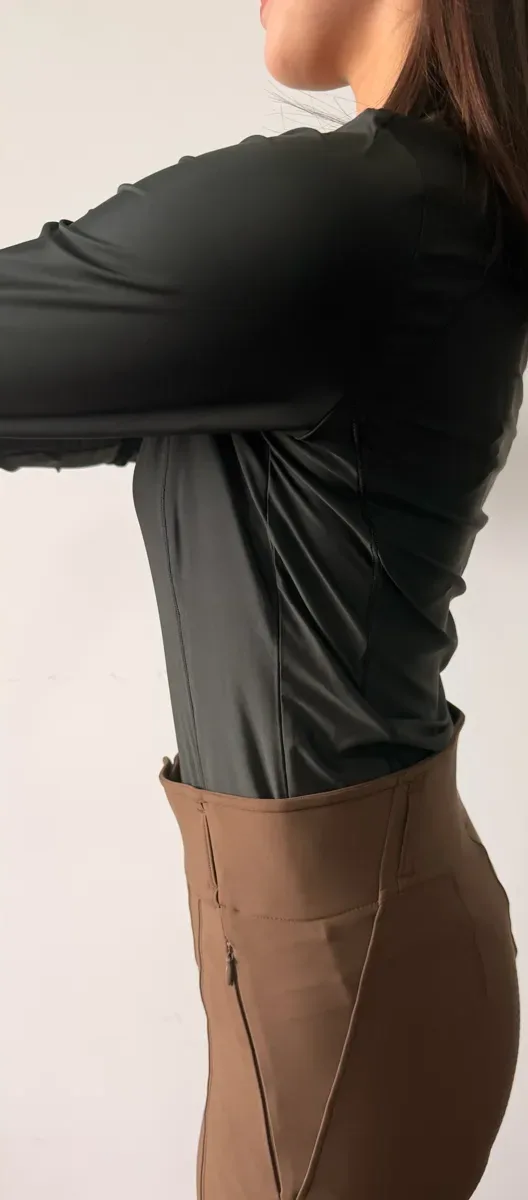 Langarm-Reitshirt von der Seite, Ärmel und Seitennaht