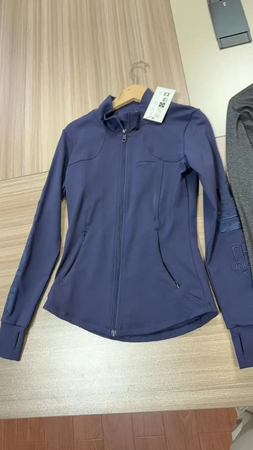 Navyblaue Trainingsjacke, Ausschnitt Stehkragen und Reißverschluss