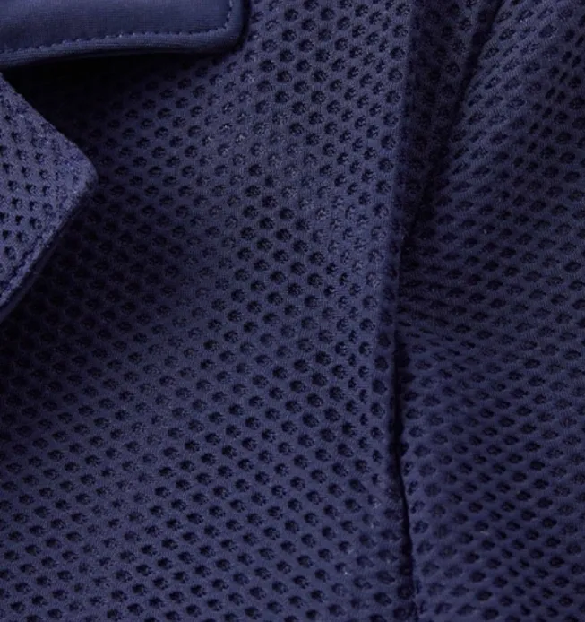 Mesh-Stoff am Turniersakko mit glattem Revers – Produktionsfoto