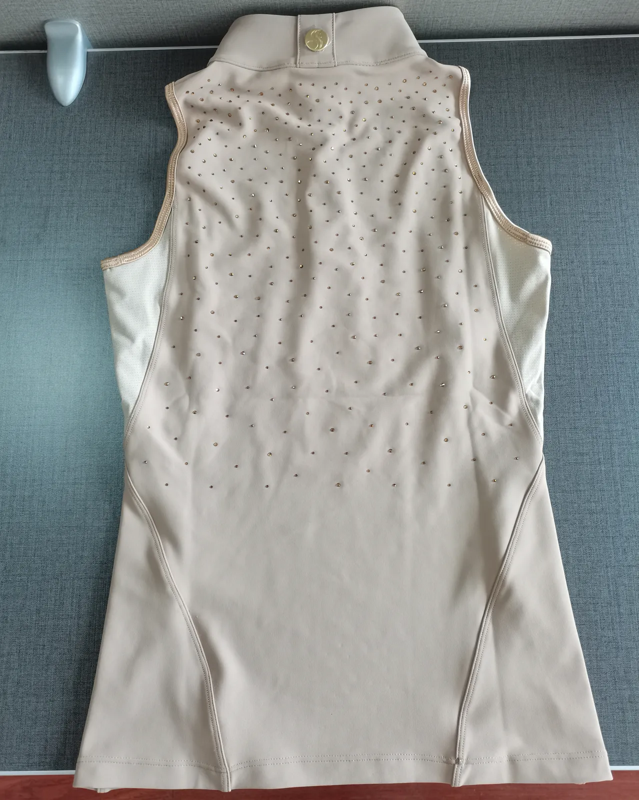 Equestrian Wear Factory Fertigungsmuster: Rückseite eines hellen ärmellosen Turniershirts mit Strass, Ausschnitt Kragen und Schultern