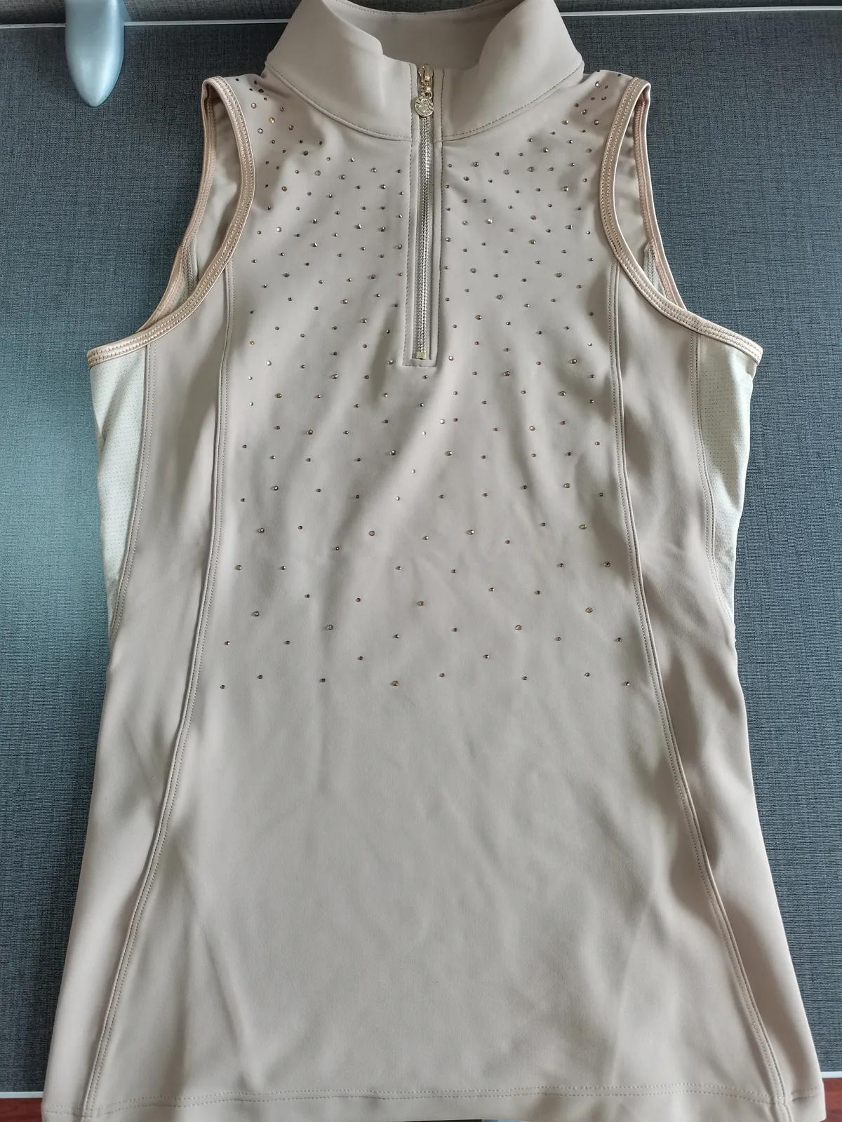 Helles ärmelloses Turniershirt mit Strass, Ausschnitt Reißverschluss am Kragen