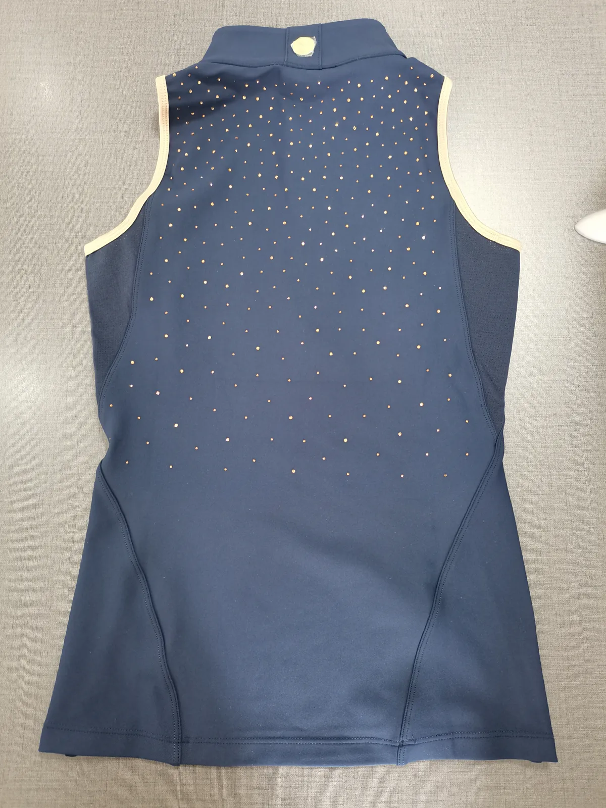 Rückseite eines navyblauen ärmellosen Turniershirts mit Strass an den Schultern